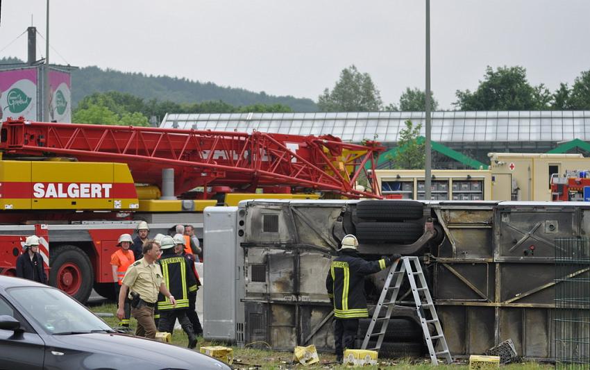 Schwerer Unfall mit Reisebus Lohmar Donrather Dreieck P455.JPG